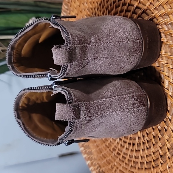 👌😊Lucky Brand Bartilino Tan Suede Zip Booties Low Block Heel Womens - Picture 4 of 9